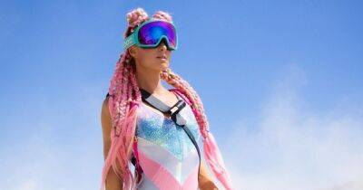 Пэрис Хилтон показала модные образы для фестиваля Burning Man