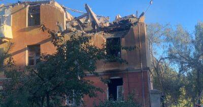 В Славянске от обстрела разрушен подъезд дома, под завалами могут быть люди (ФОТО)