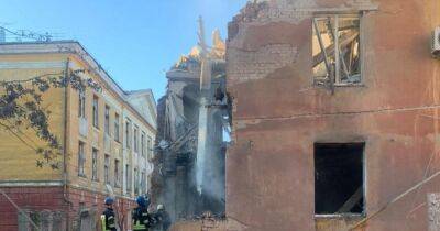 ВС РФ обстреляли жилой дом и школу в Славянске, под завалами могут быть люди, — мэр (фото)
