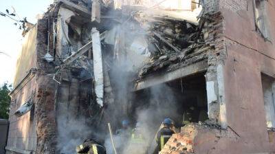 Обстрел Славянска: под завалами многоэтажки остаются трое людей