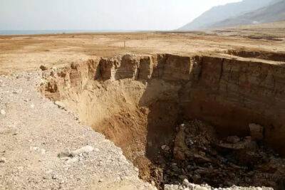На туристическом маршруте у Мертвого моря произошло обрушение почвы, возможны человеческие жертвы