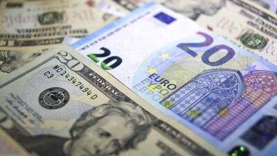 Экономист назвал причину утраты доверия к доллару, евро и фунту