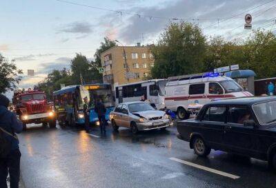 Водитель попал в больницу после ДТП с автобусом и двумя легковушками в Твери