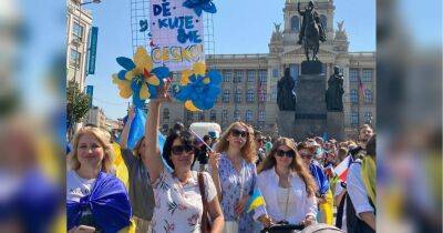 «Дякуємо!»: українські біженці провели ходу і подякували Чехії за притулок під час війни