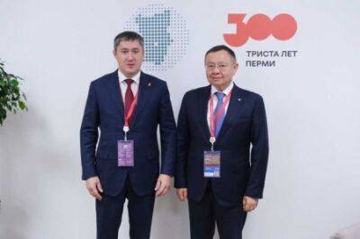 Дмитрий Махонин и глава Минстроя РФ Ирек Файзуллин провели рабочую встречу на ВЭФ во Владивостоке