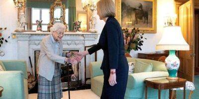 «Выглядит ужасно». Сеть обеспокоил синяк на руке королевы Елизаветы на встрече с Лиз Трасс