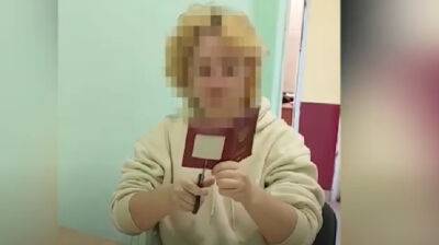 Юная крымчанка демонстративно уничтожила российский паспорт на границе