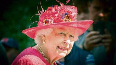 Великобритания молится за королеву: врачи обеспокоены здоровьем Елизаветы II