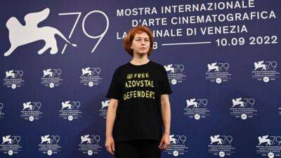 Мать защитника "Азовстали" появилась на Венецианском фестивале в футболке с принтом Free Azovstal Defenders