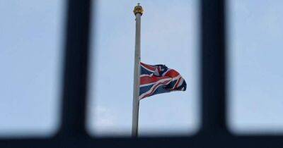 Смерть королевы Елизаветы II: над Букингемским дворцом приспустили флаг Великобритании (видео)