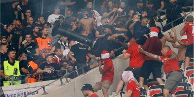 Есть пострадавшие. Немецкие фанаты устроили массовую драку с французскими болельщиками перед матчем Лиги конференций — видео
