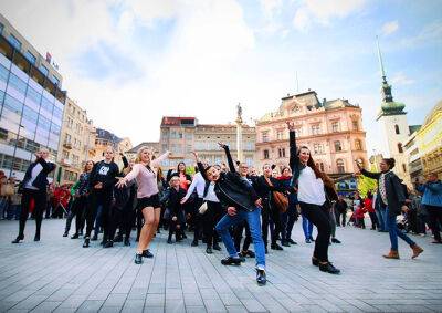 Видео: участники флешмоба станцевали чечетку в центре Брно