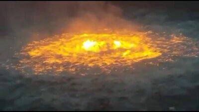 "Портал в ад", который тушили посреди океана в прошлом году, теперь выпускает тонны токсичного газа