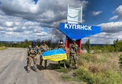 ЗСУ заходять в місто Куп'янськ: ЗСУ сфотографувались з українським прапором біля стели міста