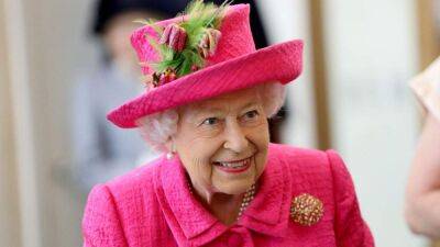 Изюминка Елизаветы II – яркие костюмы: подборка лучших выходов королевы