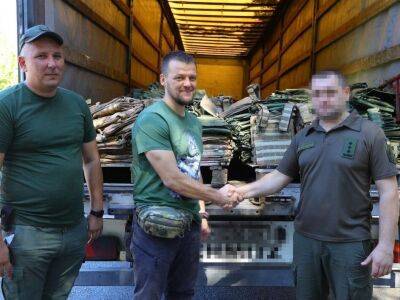 Нацгвардейцы на юге Украины получили еще 1500 бронежилетов от Ахметова
