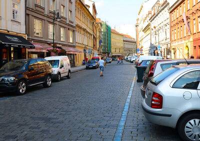 Прага намерена поднять цены на парковку в «синих зонах»