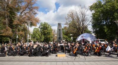 Государственный симфонический оркестр Литвы на площади презентовал новый сезон
