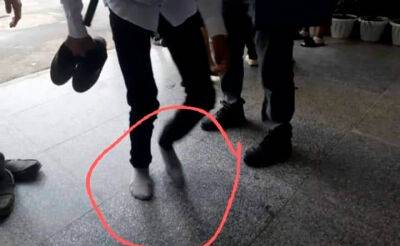 В одной из школ Узбекистана учеников заставляли ходить без обуви, чтобы сберечь новый линолеум