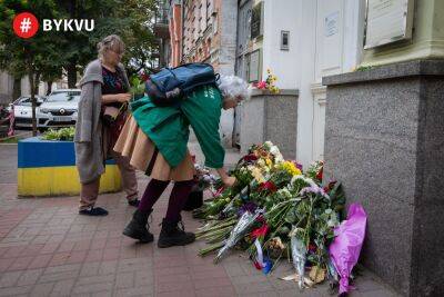 Українці приносять квіти під посольство Великої Британії, вшановуючи пам’ять королеви Єлизавети II