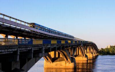 В Киеве перекрыли мост Метро для движения поездов