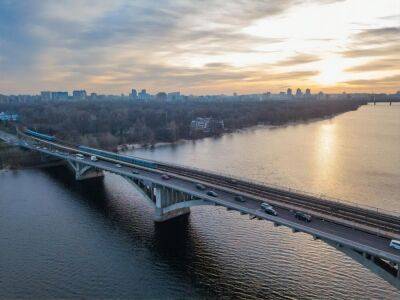 В Киеве ограничили работу метро. На открытых участках нашли обломки ракеты