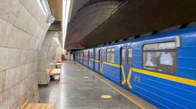 В Киеве закрыты несколько станций метро: обнаружили обломки ракеты