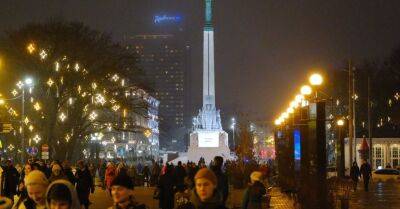 ФОТО. Сотни людей в центре Риги встретили Новый год