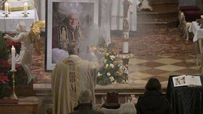 Католики в Ватикане и в Германии вспоминают покойного папу Бенедикта XVI