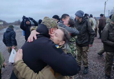 Настоящее новогоднее чудо со слезами на глазах: домой вернули 140 наших солдат. Кадры