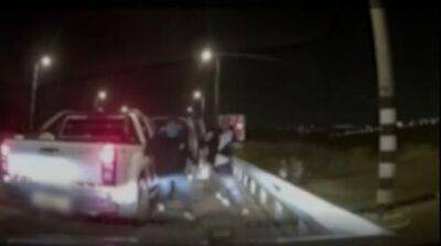 "Медленно ехал": 5 жителей Аравы напали с гвоздодером на водителя - видео
