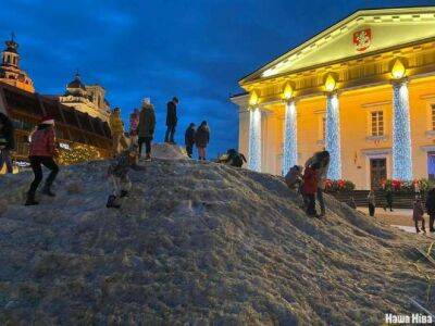 От тепла растаял гигантский снежный волк возле ратуши в Вильнюсе