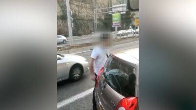 Видео: в Хайфе автомобилист подрезал автобус на улице и оплевал его водителя