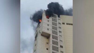 Видео: квартира загорелась в высотном доме в Бат-Яме - vesty.co.il - Израиль - Бат-Яма