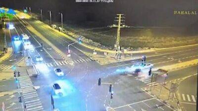 Видео: на севере Израиля водитель проскочил на красный свет и устроил смертельную аварию
