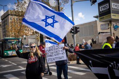 В Беэр-Шеве водитель угрожал демонстрантам, в Тель-Авиве не пустили на станцию из-за надписи на одежде