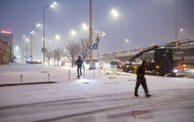 У Києві ліквідують наслідки сильних снігопадів. У КМВА звернулися до жителів столиці