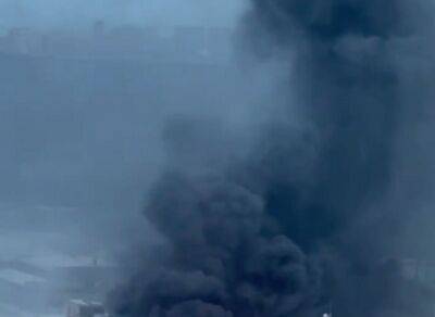 Тушат из луж: в Москве крупный пожар, очевидцы сообщают о взрывах