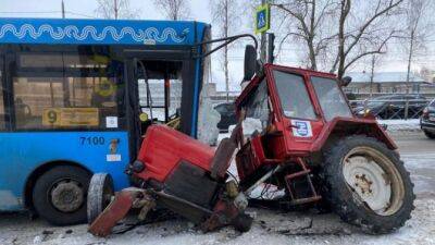 Трактор и пассажирский автобус столкнулись в Архангельске, госпитализированы двое