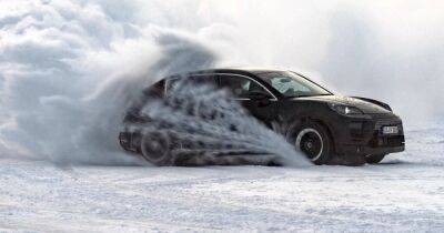 Новый электрокроссовер Porsche Macan заметили во время зимних испытаний (видео)