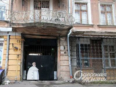В Одессе появились еще одни креативные ворота – с портретом известного художника | Новости Одессы
