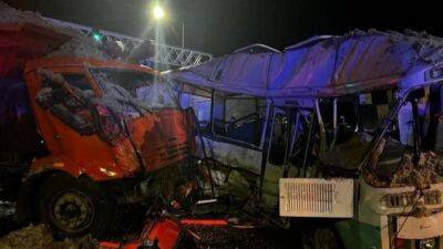 На Кубани грузовик столкнулся с пассажирским автобусом, один человек погиб, есть пострадавшие