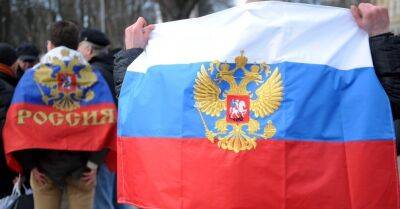 СГБ прекратила уголовный процесс в отношении молодого человека с российским флагом у памятника в Пардаугаве