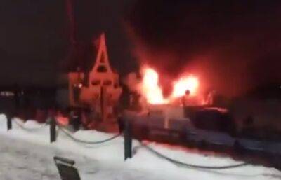 Масштабное ЧП под носом у кремля: в москве сгорел большой корабль. Видео