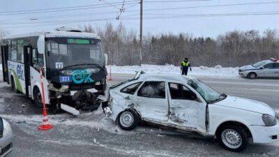 В Омске в массовом ДТП с участием автобуса пострадали 4 человека