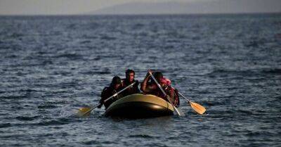 В Греции судят за шпионаж волонтеров, помогавших мигрантам на лодках. Среди подсудимых героини фильма Netflix "Пловчихи"