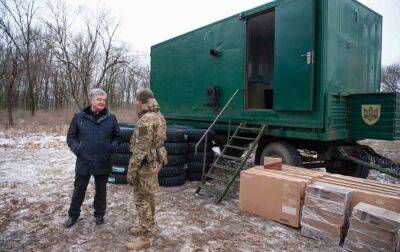 Порошенко привіз 79-й бригаді у Донецькій області мобільний банно-побутовий комплекс та спецтехніку