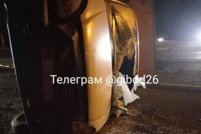 Пассажирский "Форд" и грузовая "ГАЗель" столкнулись на трассе в Ставрополье, пострадали два человека