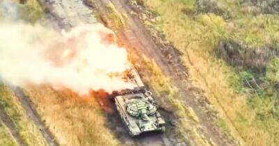"Не оставили шансов выжить": ВСУ уничтожили танки россиян дронами-камикадзе (видео)