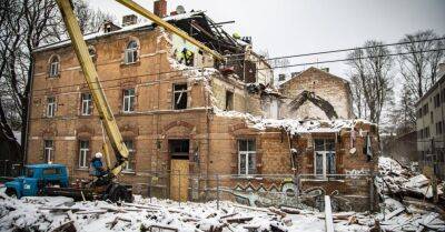 Два года после взрыва: жильцы дома на улице Мелнсила не могут попасть в свои квартиры